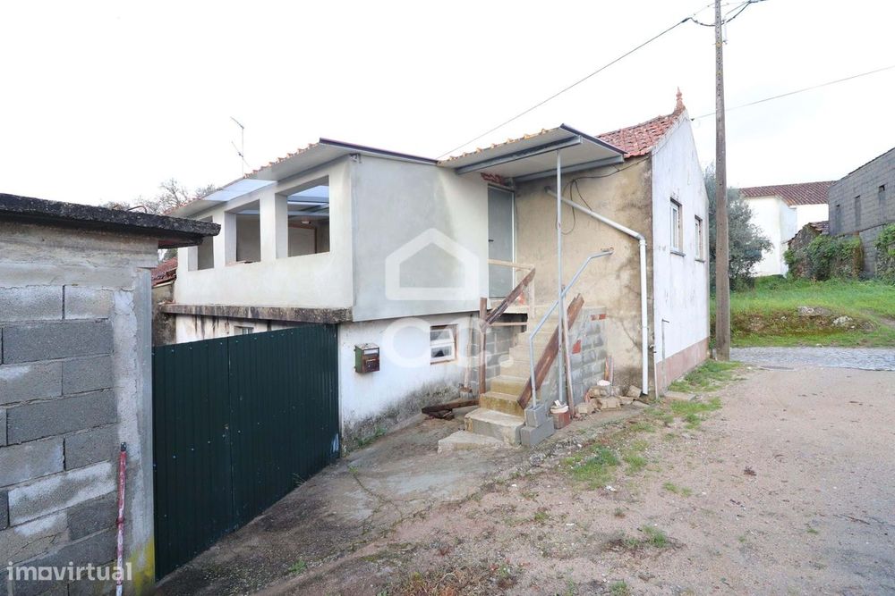 Moradia com entradas independentes, logradouro e quintal junto ao cent