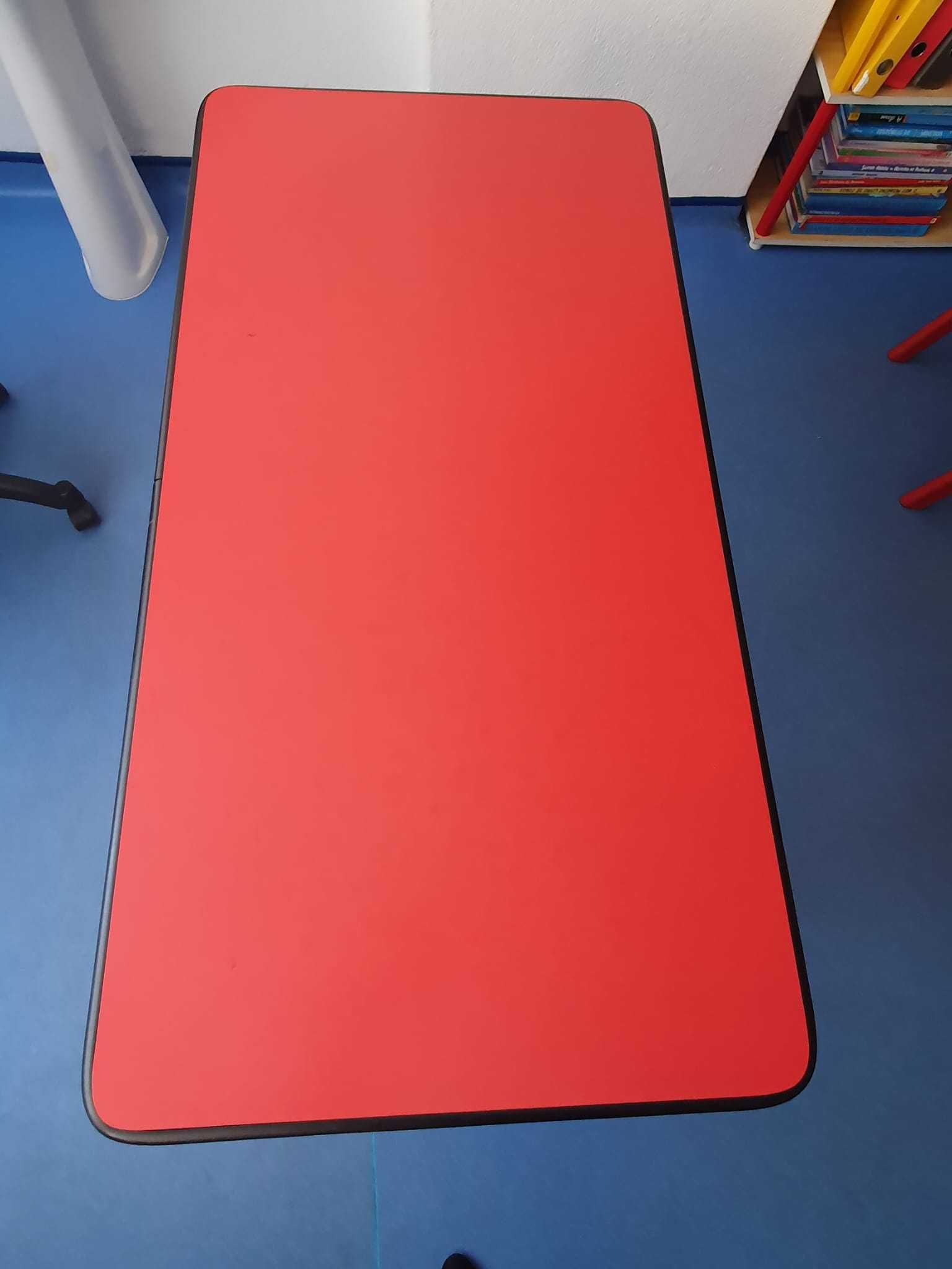 Mesas vermelhas com pés azuis 120x60x65