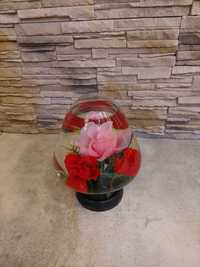 Stary bukiet kwiatów w wodzie szklany wazon ozdoba