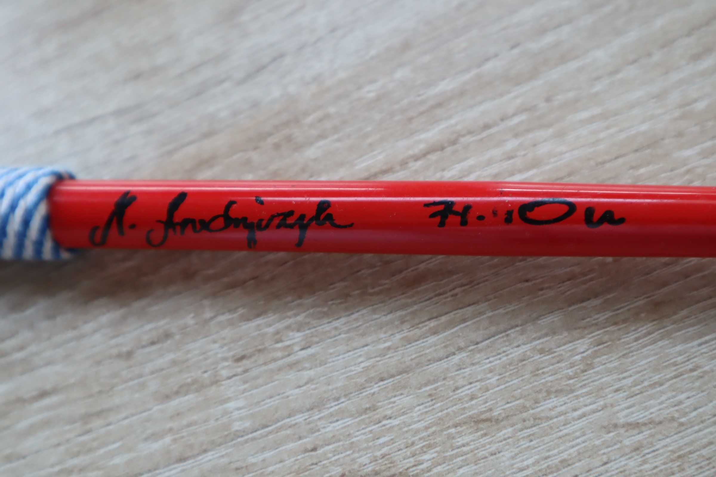 Autograf Marii Andrejczyk na mini oszczepie - Rekord Polski 71,40