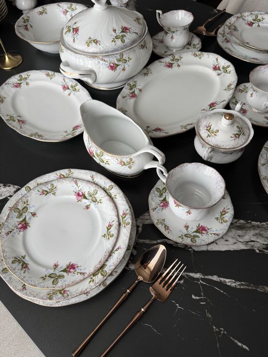 Неймовірно красивий порцеляновий сервіз