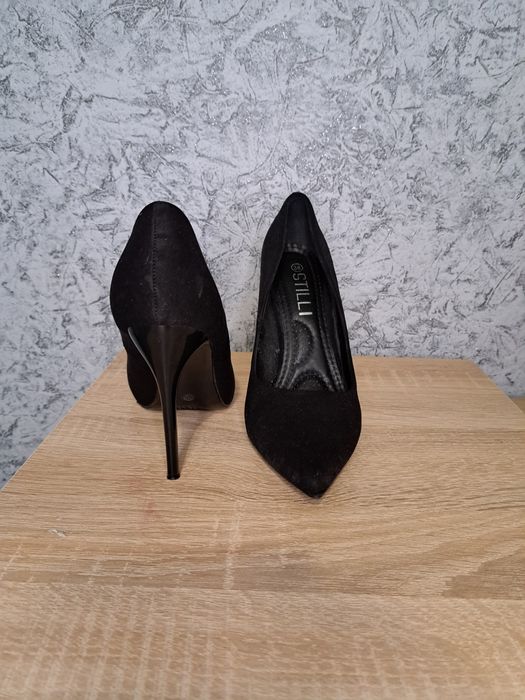 Туфлі лодочки на підборах