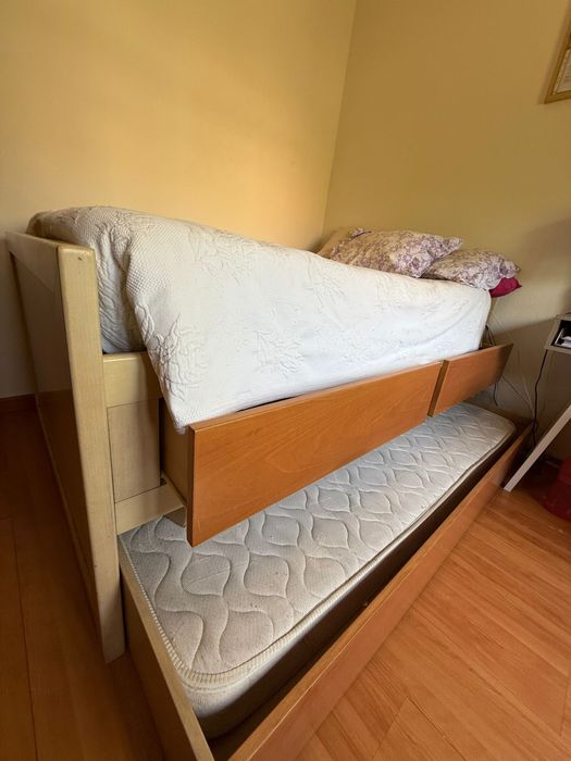 Cama Dupla em madeira maciça c/ dois gavetões e dois colchões novos.