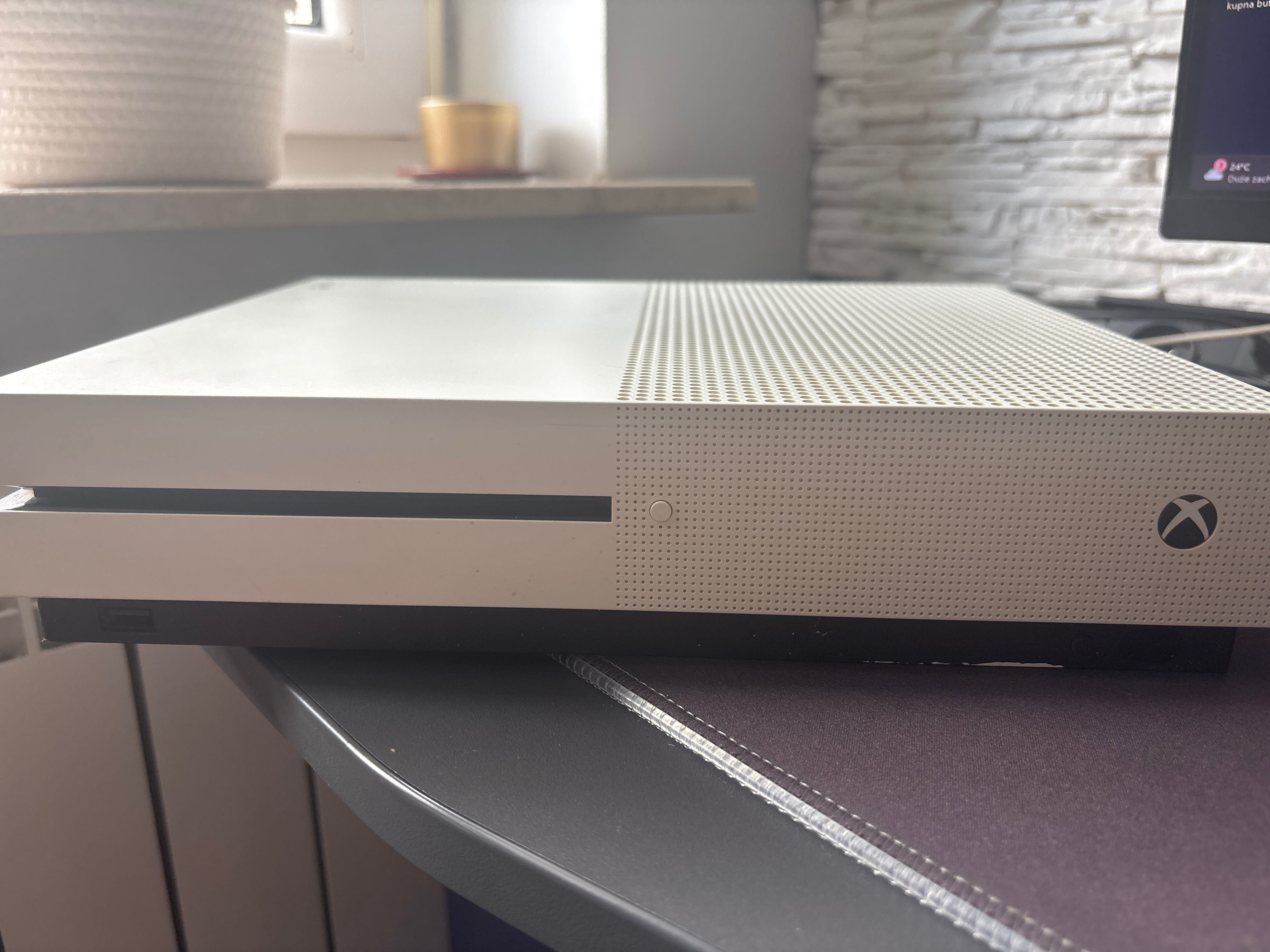Xbox One S 1TB – Konsola w dobrym stanie + gry (bez pada)