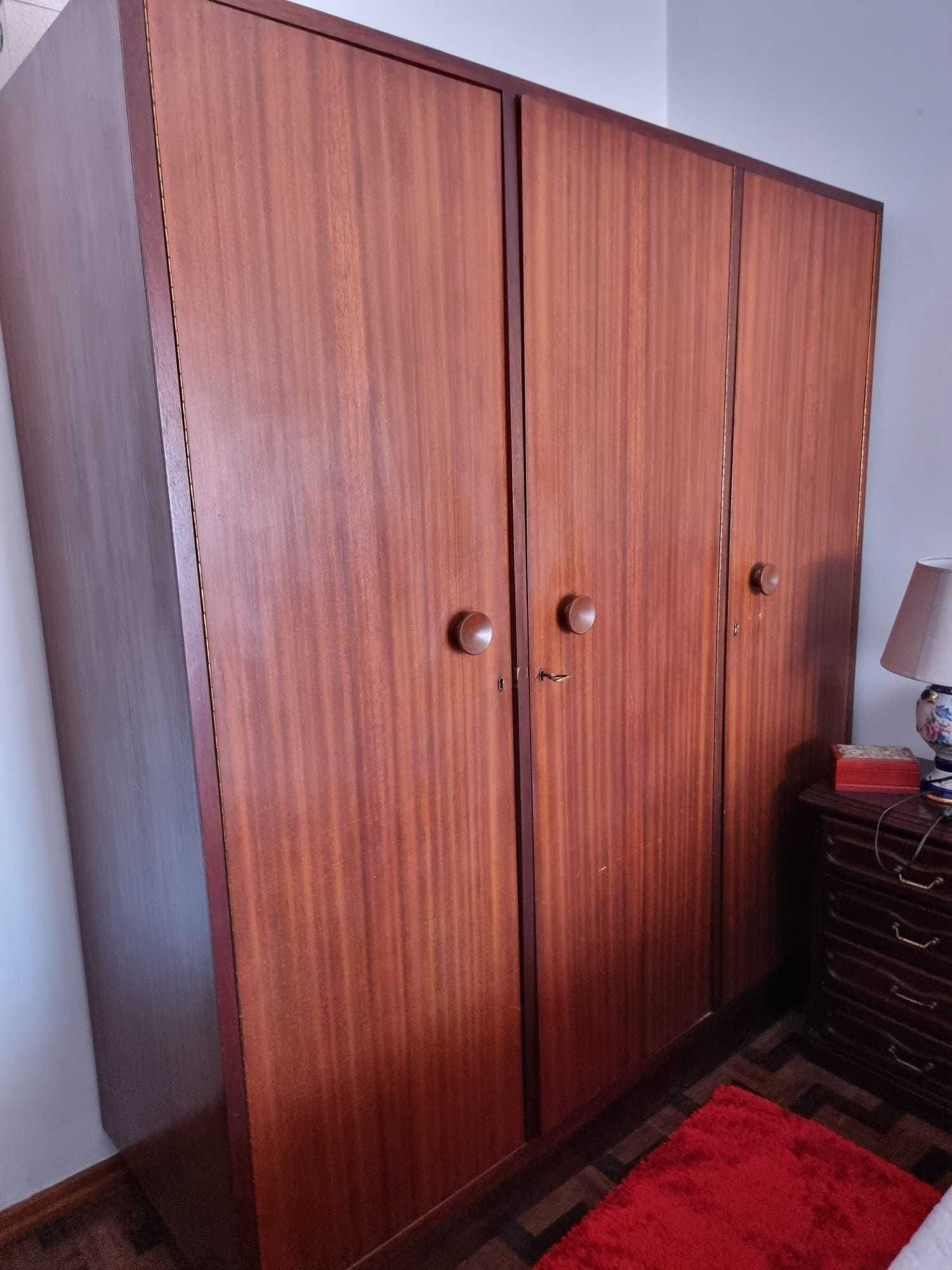 Roupeiro antigo 3 portas | Bom estado