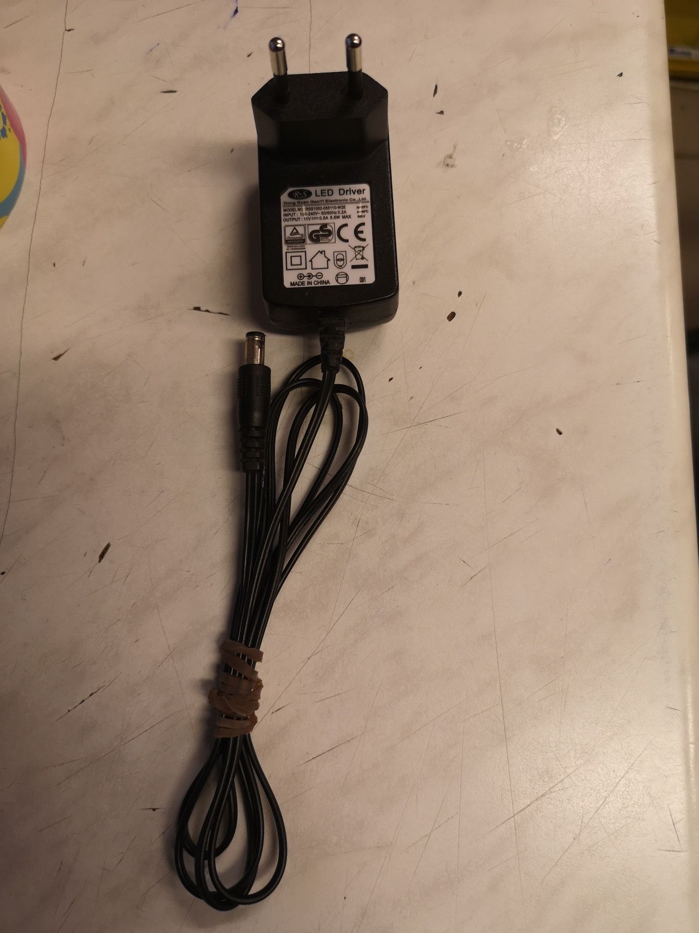 Zasilacz do LED ów 11V 500mAh 5,5W wtyk 2,1/5,5 (+)