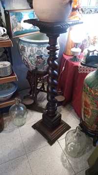 Pedestal ou floreira em madeira antiga e robusta