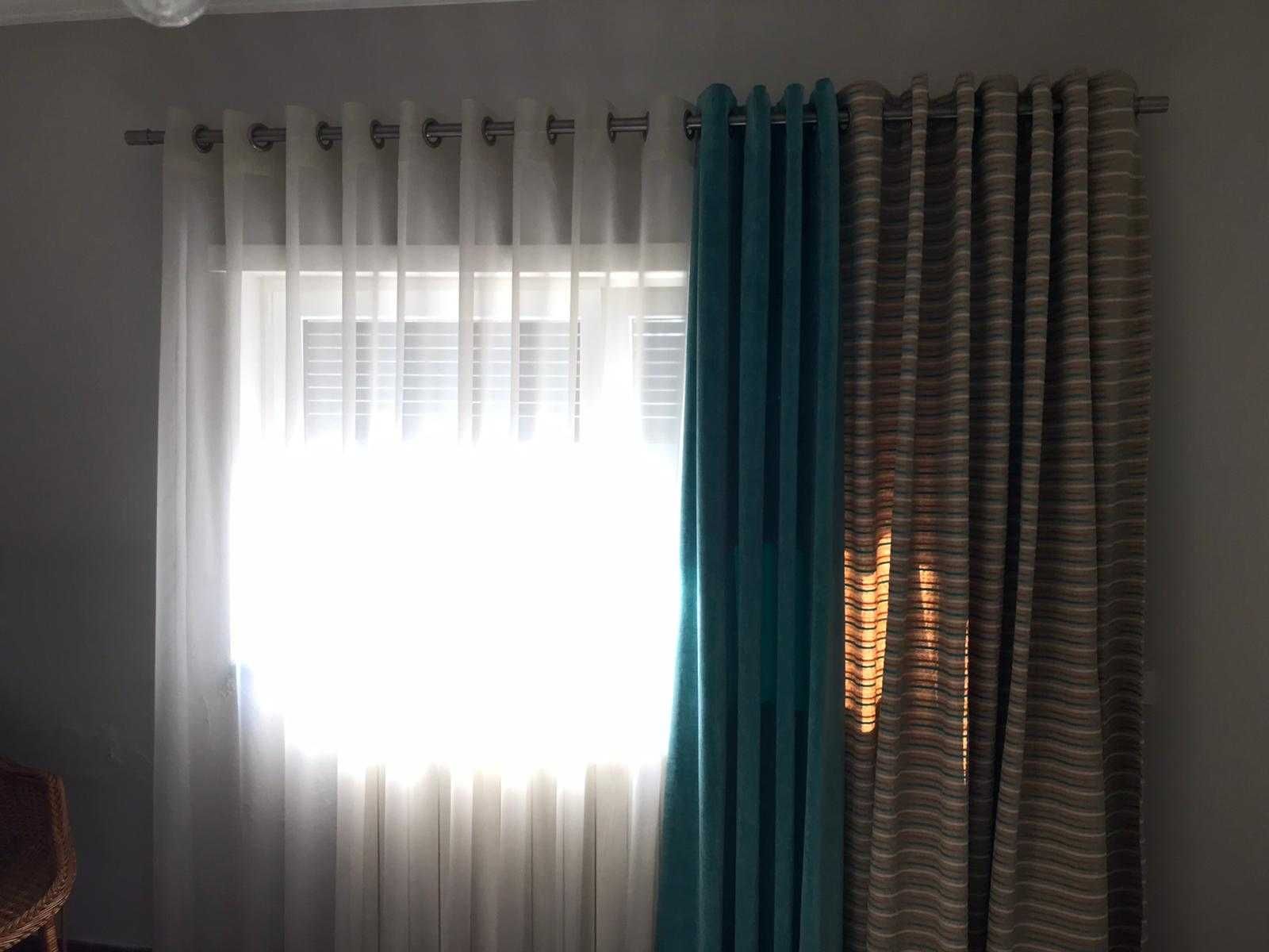 Cortina/Cortinado de veludo com varão (2,53m)e almofadas incluído
