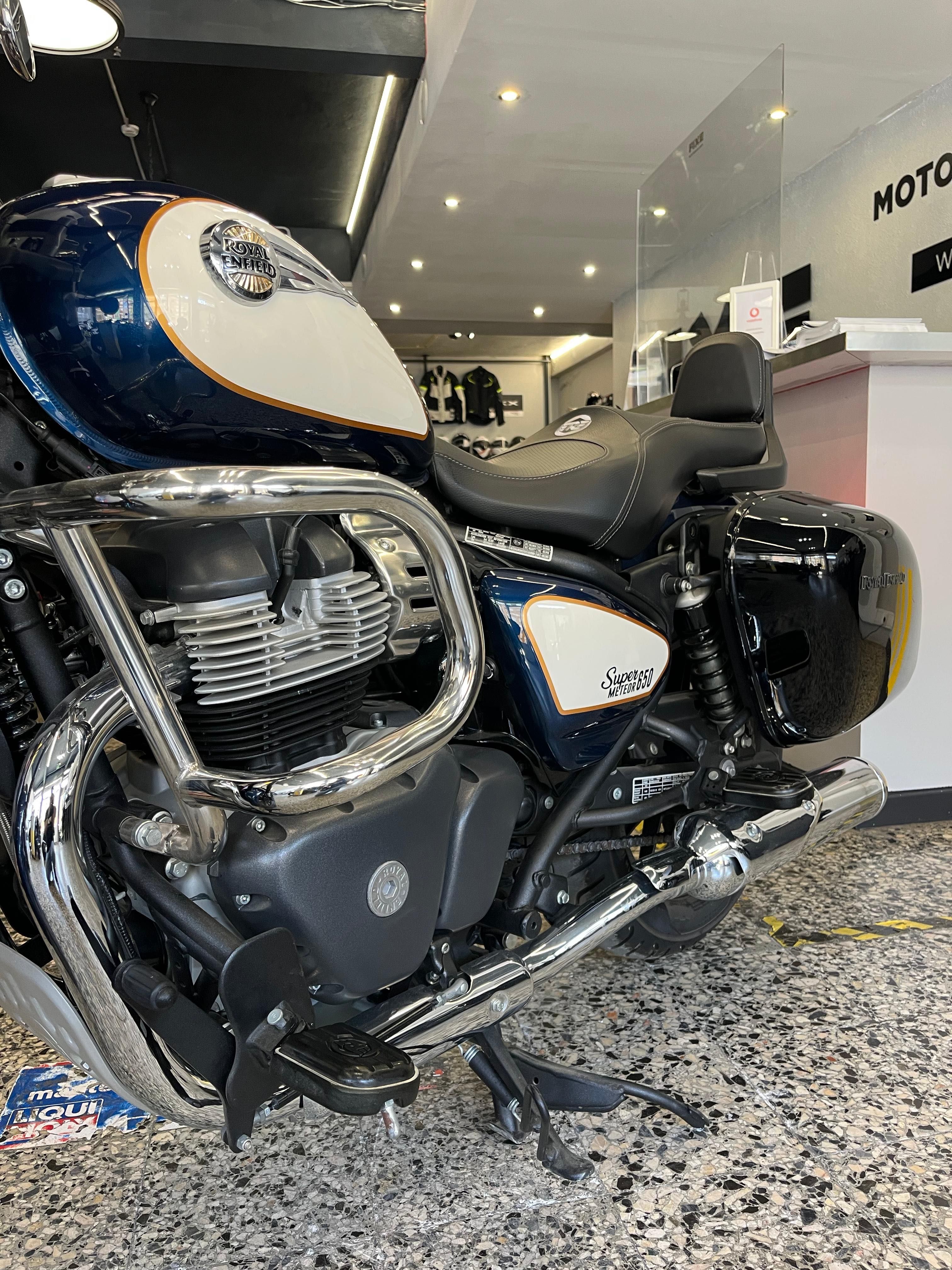 Royal Enfield Super Meteor 650 Grand Tourer 600 Kms Como Nova