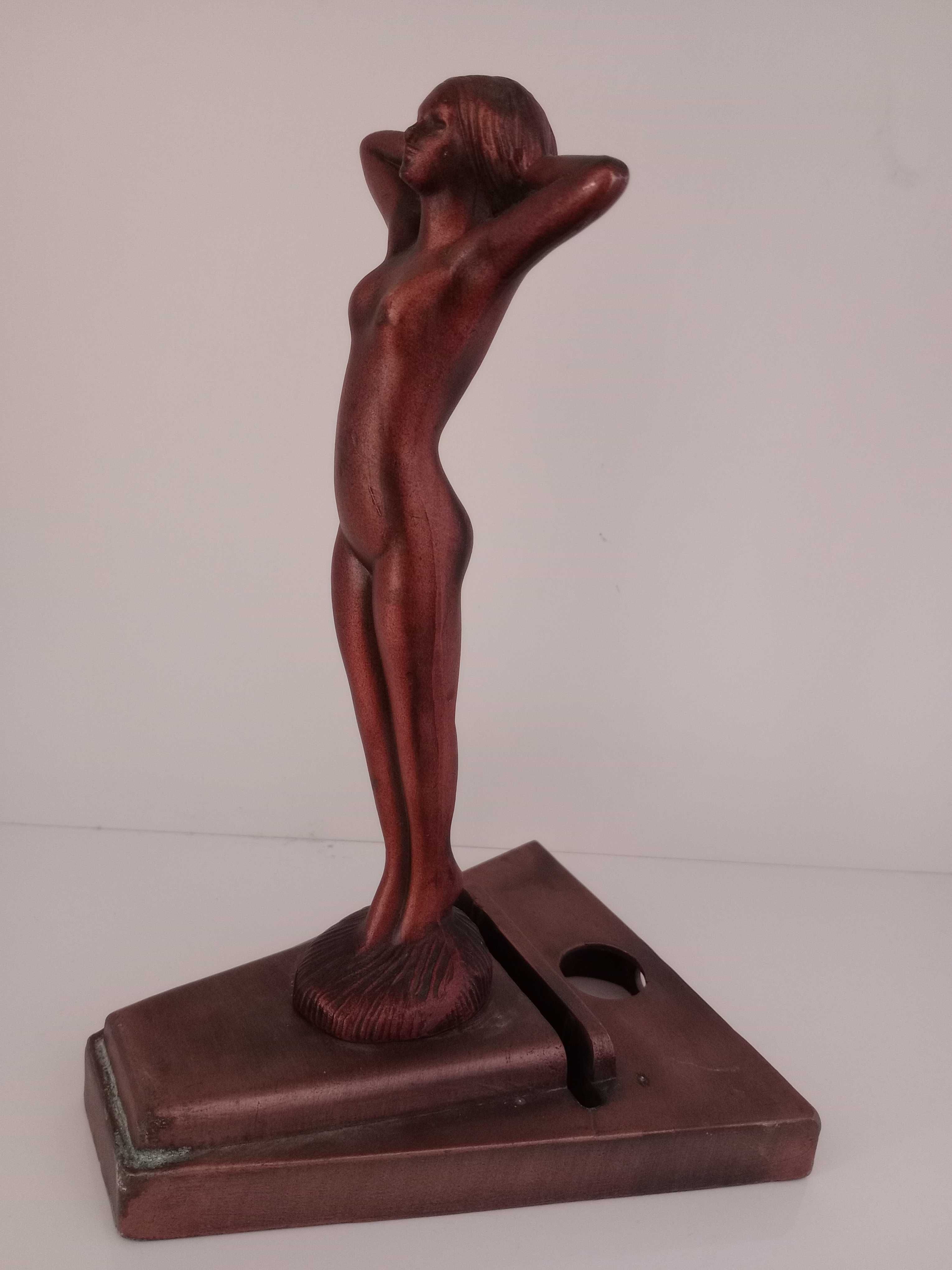 Linda estatueta em bronze art deco representando jovem menina Nua.