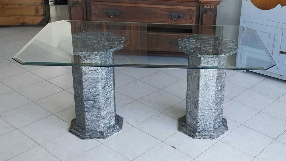 Mesa de Sala com Colunas em Pedra e Tampo em Vidro