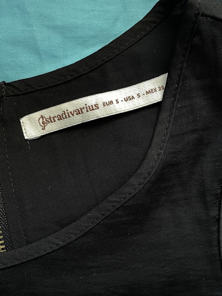 blusa de alças largas preta com fecho stradivarius