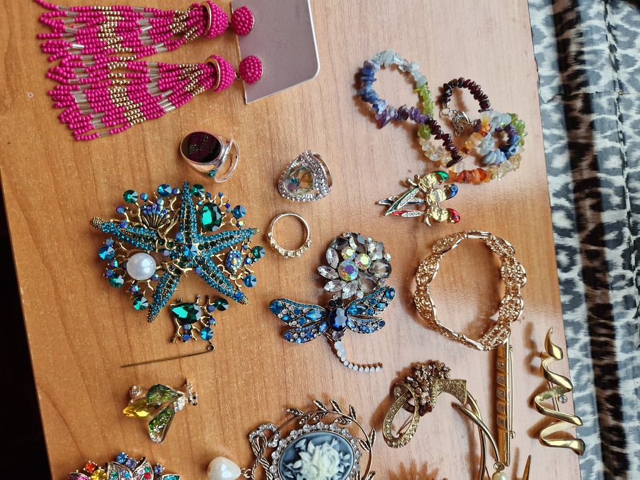 Продам бижутерию броши