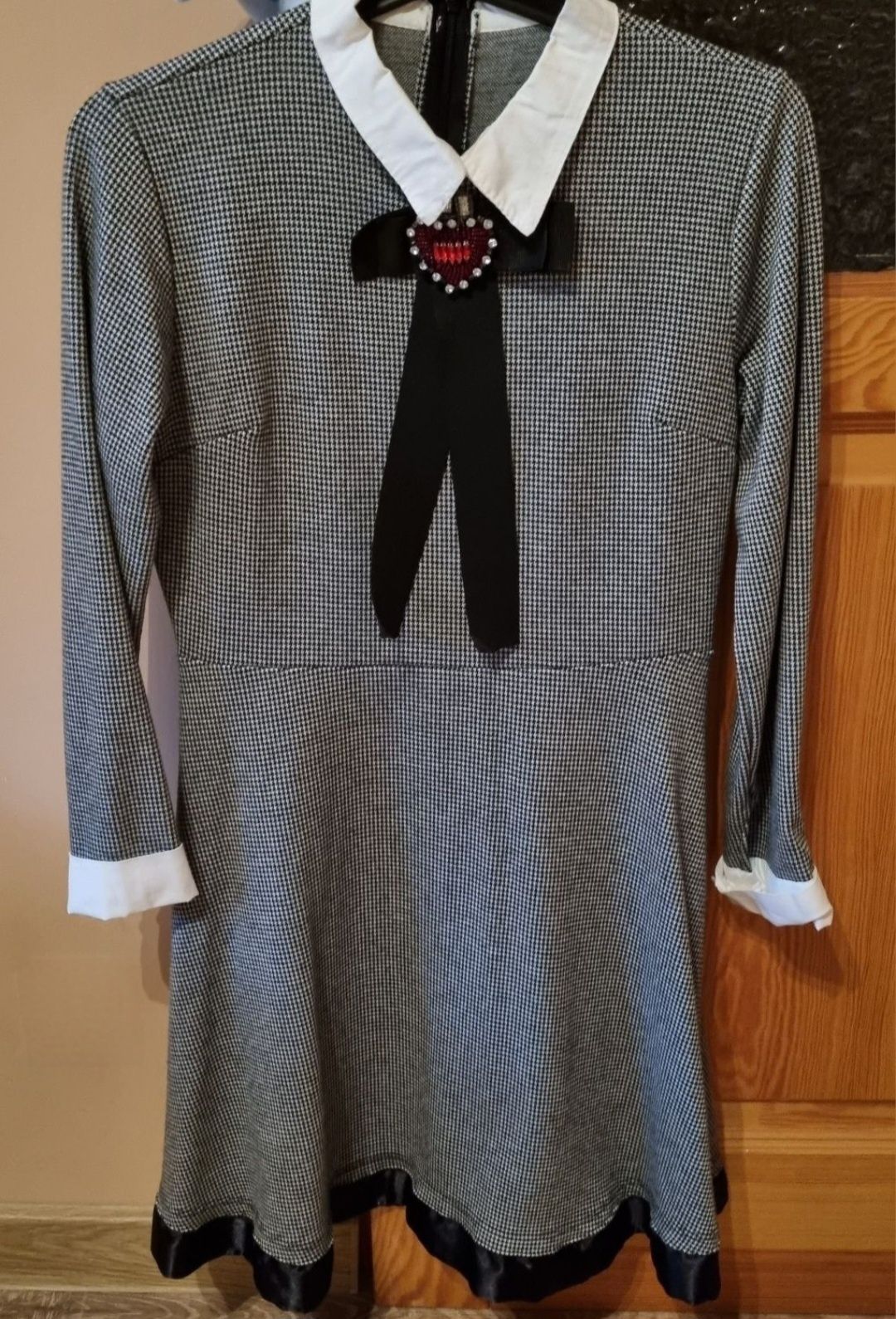 Elegancka sukienka z białym kołnierzykiem