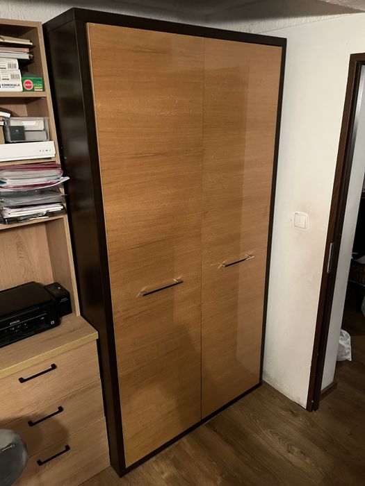 Duża szafa korpus orzech ciemny fronty fornir dębowy w połysku