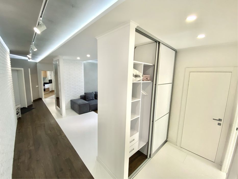 Трикімнатна квартира подобово SKY HOUSE. Безключовий доступ!