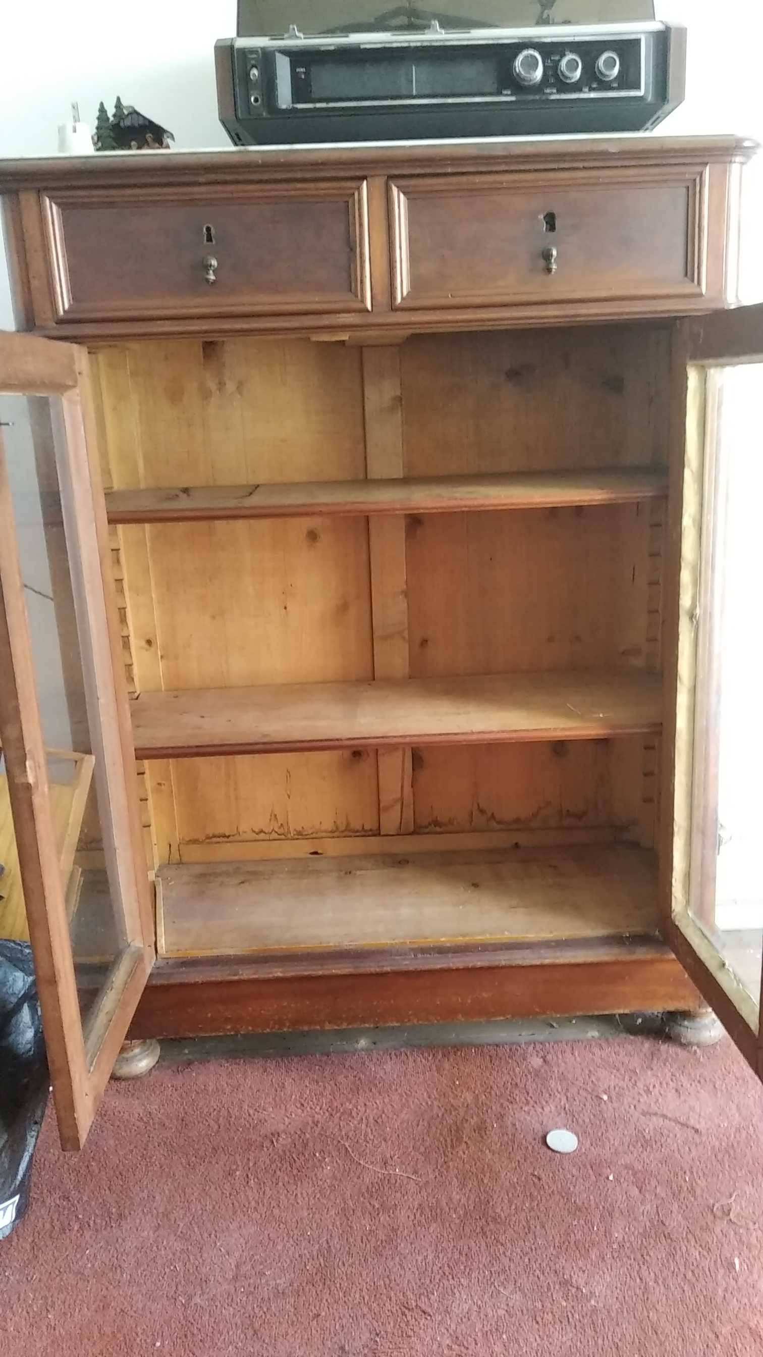 Cama de corpo e meio em ferro ou móvel com portas em vidro