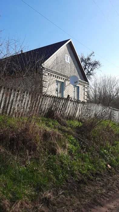 Продаю будинок з проведеною водою (скважина), і 2 участка землі