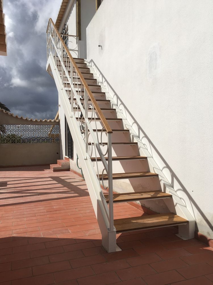 Fabricação de escadas e corrimões interiores e exteriores