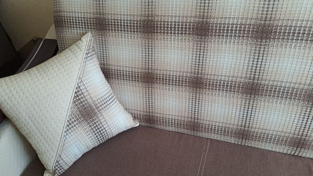 Kanapa rozkładana z pojemnikiem.