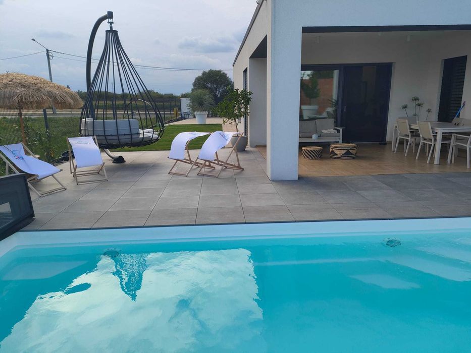 Basen poliestrowy basen ogrodowy wkopany oświetlenie LED 850x365x150