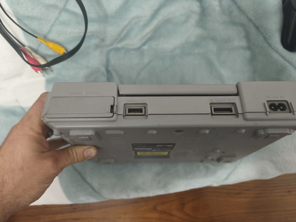 Playstation 1 com comando dualshock 2 e cabos