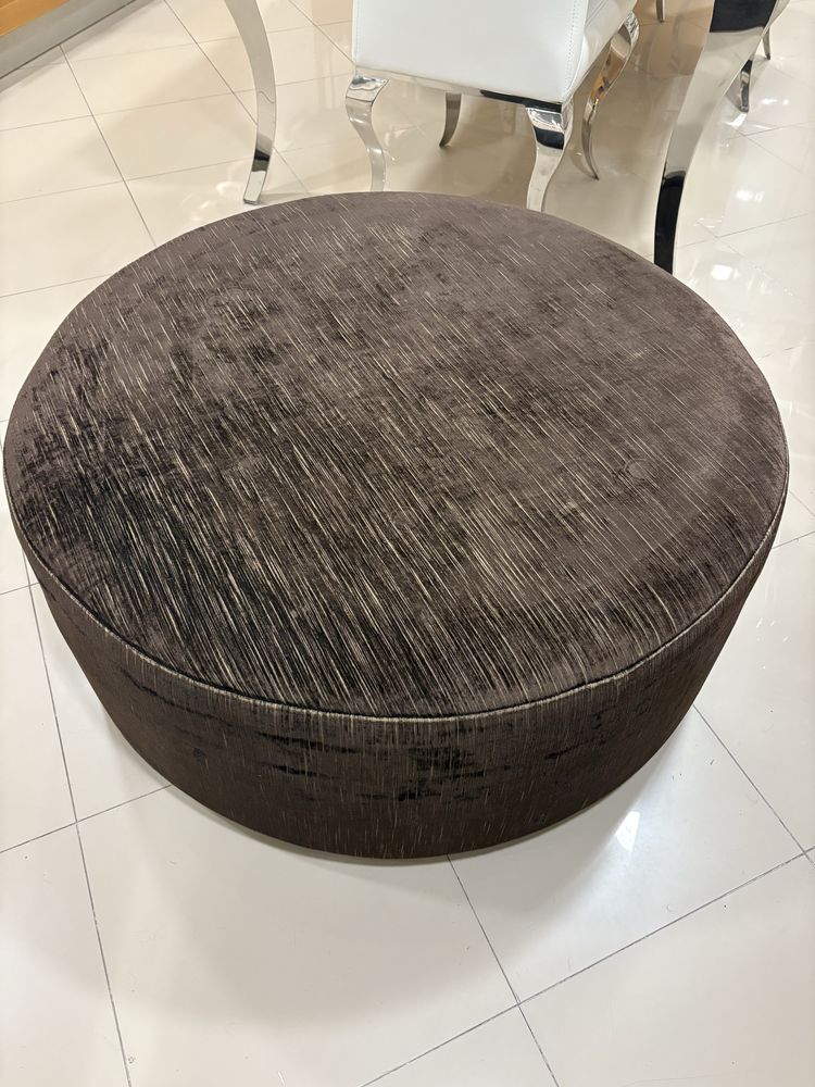 Puff castanho com 90 cm de diametro