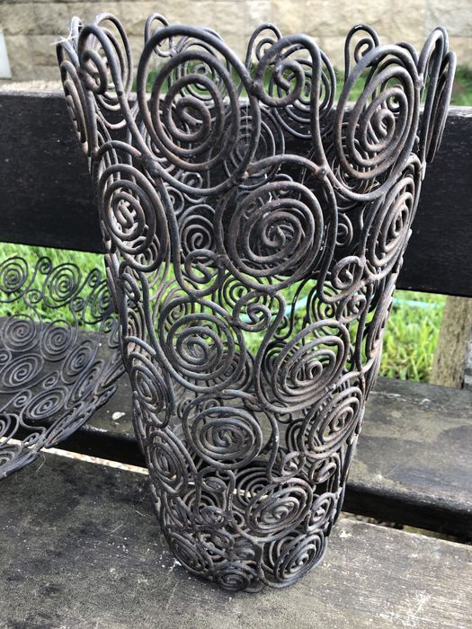 Jarra e prato em ferro rendilhado