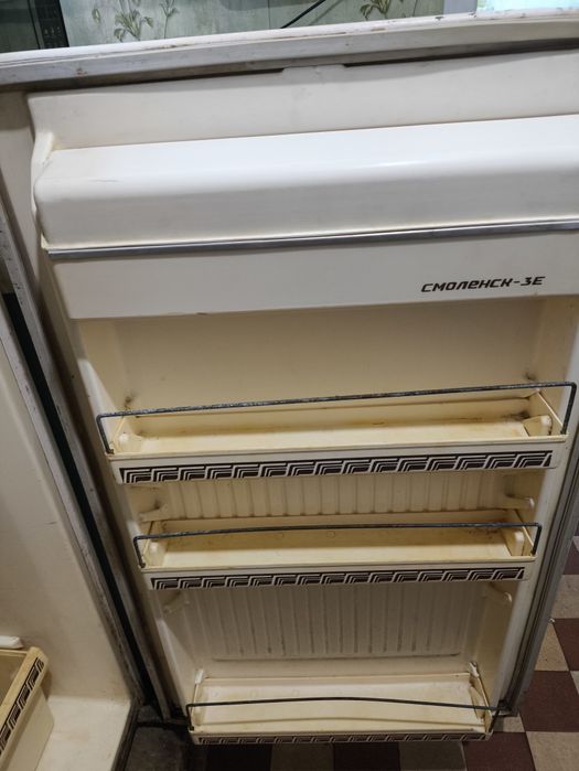 старий холодильник