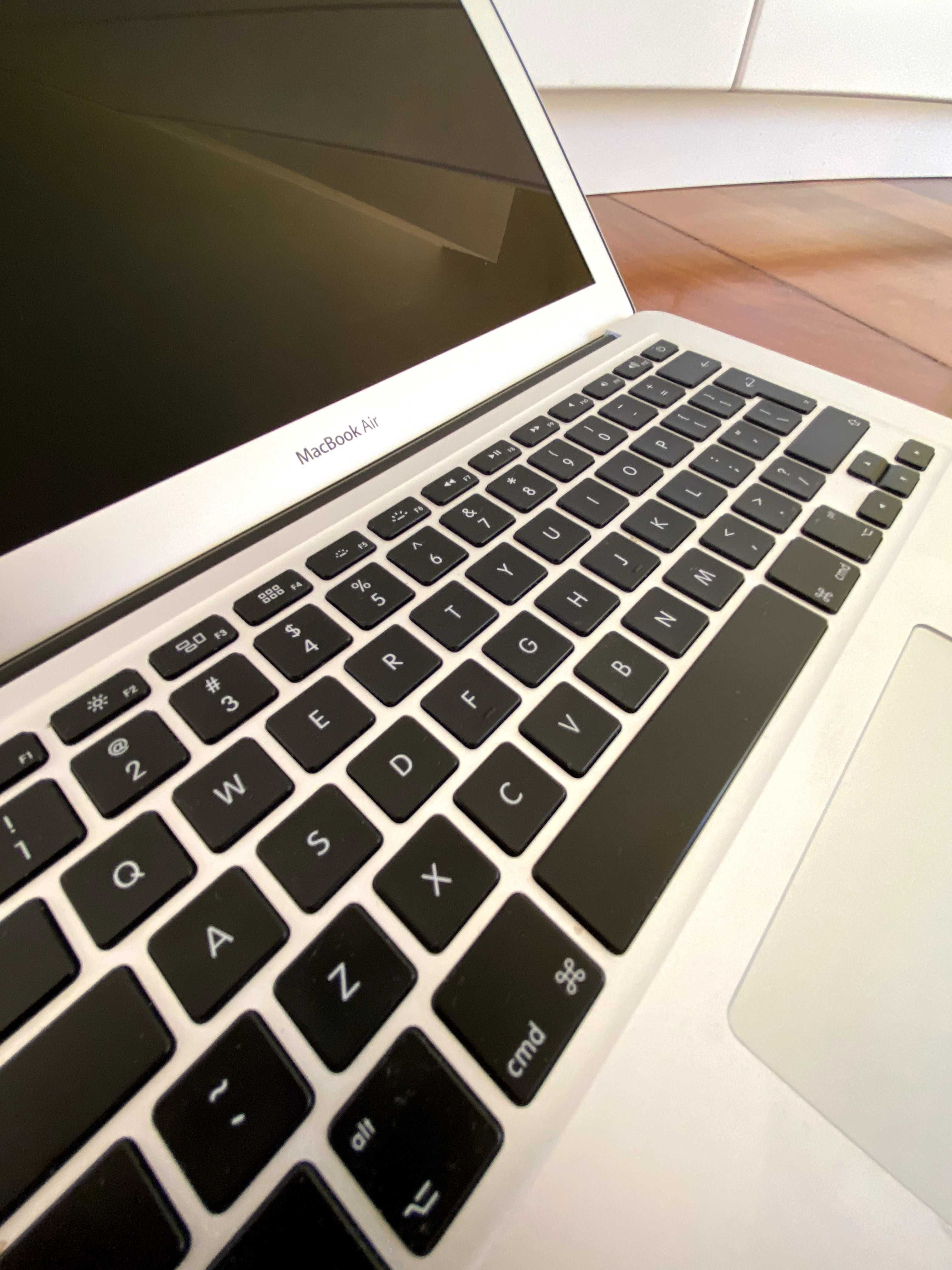 MacBook Air 13” (A1466) – i5 • 8 GB RAM • 128 GB SSD • Low Cycles