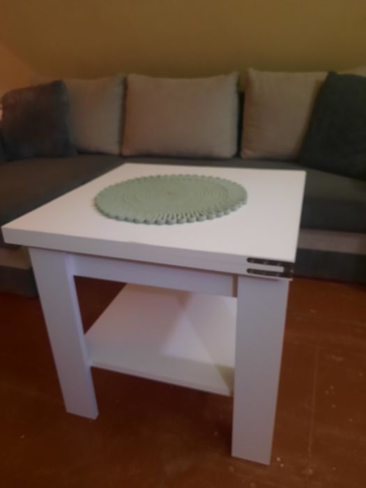 Stolik rozkładany oraz kanapa