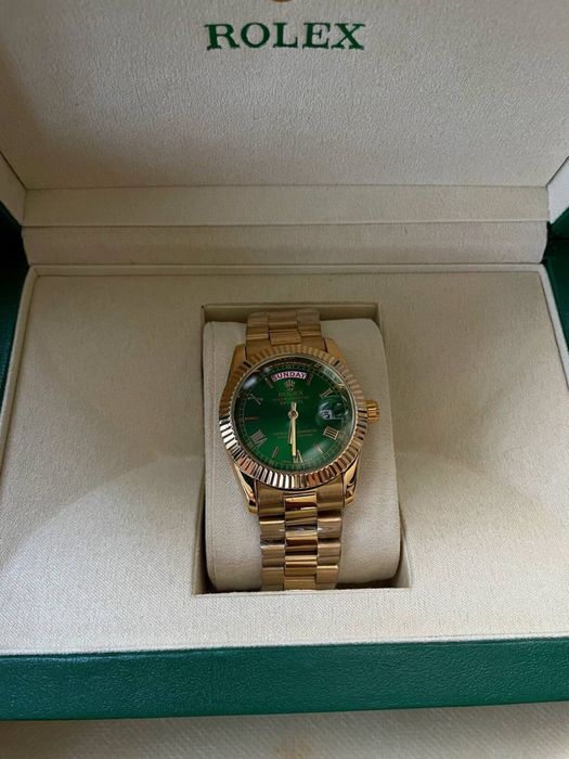 Годинник Rolex в різних кольорах