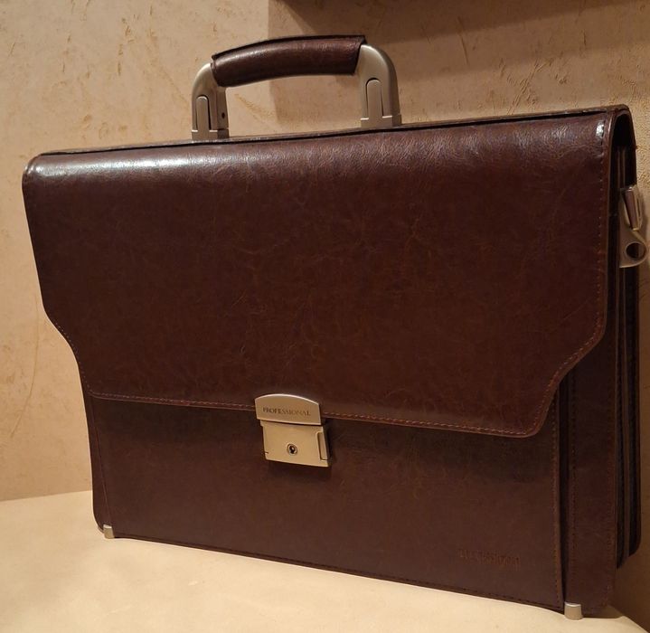 Фирменный   портфель  мужской Professional оригинал кожа