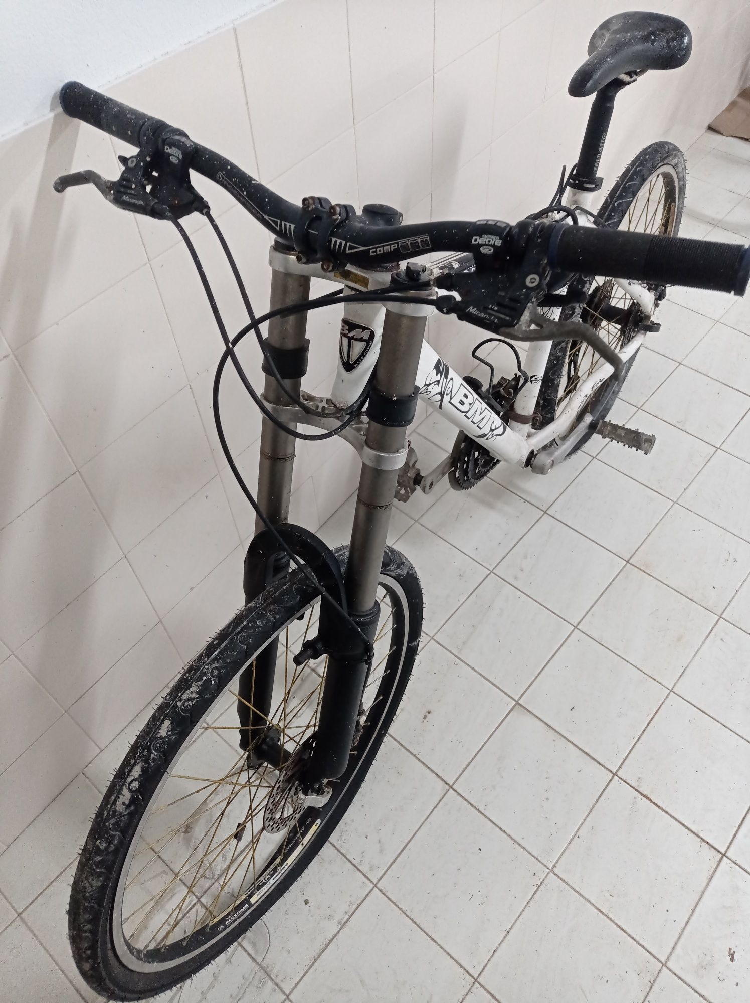 Bicicleta branca com suspensão e travões de disco