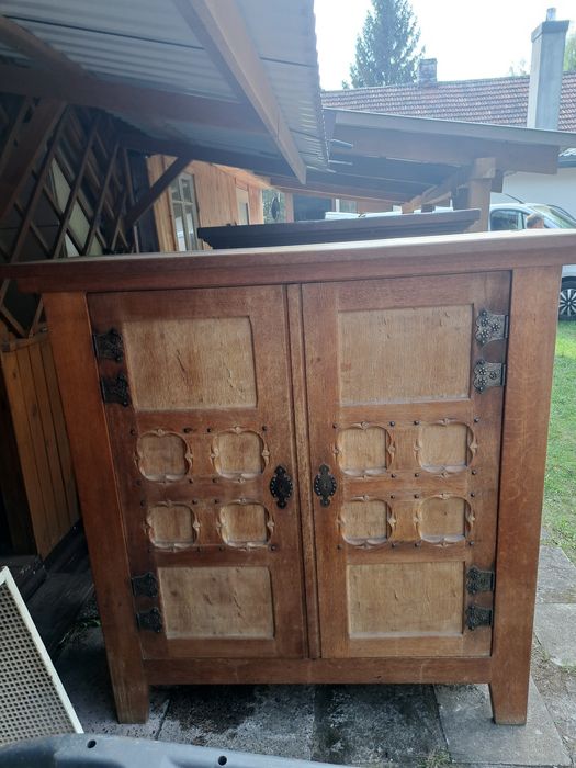 Komoda w stylu rustykalnym