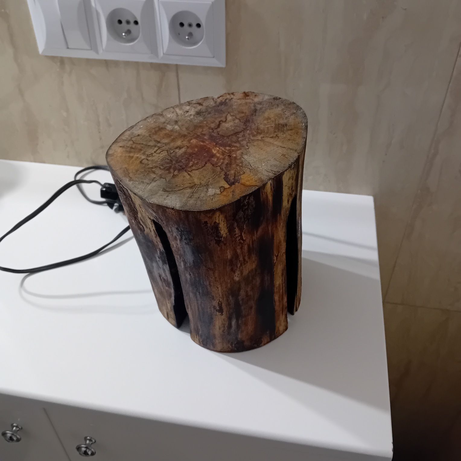 Lampka nocna z drewna piękna