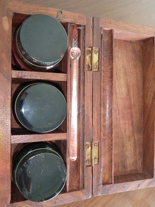 Tinteiro antigo em madeira e caneta em vidro.