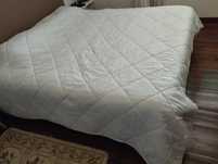 Edredom branco de cama de casal