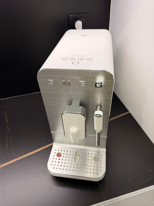 Máquina de Café SMEG Automática — 550€