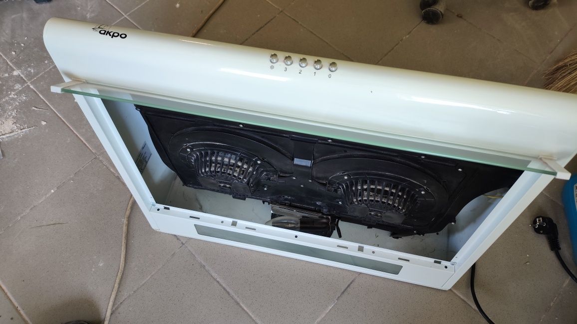 Витяжка кухонна akro p3260 стан нової