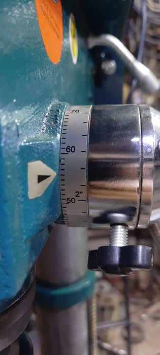 Свердлильний станок на 12 швидкостей.