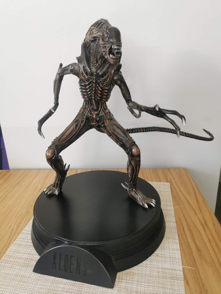 Palisades Collectibles-Signature Series 243/1500-Warrior Alien Statue