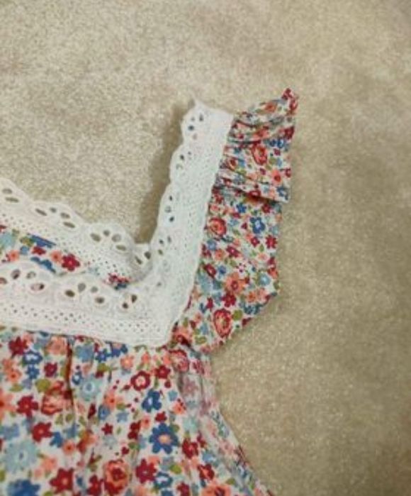 Blusa florida com renda branca