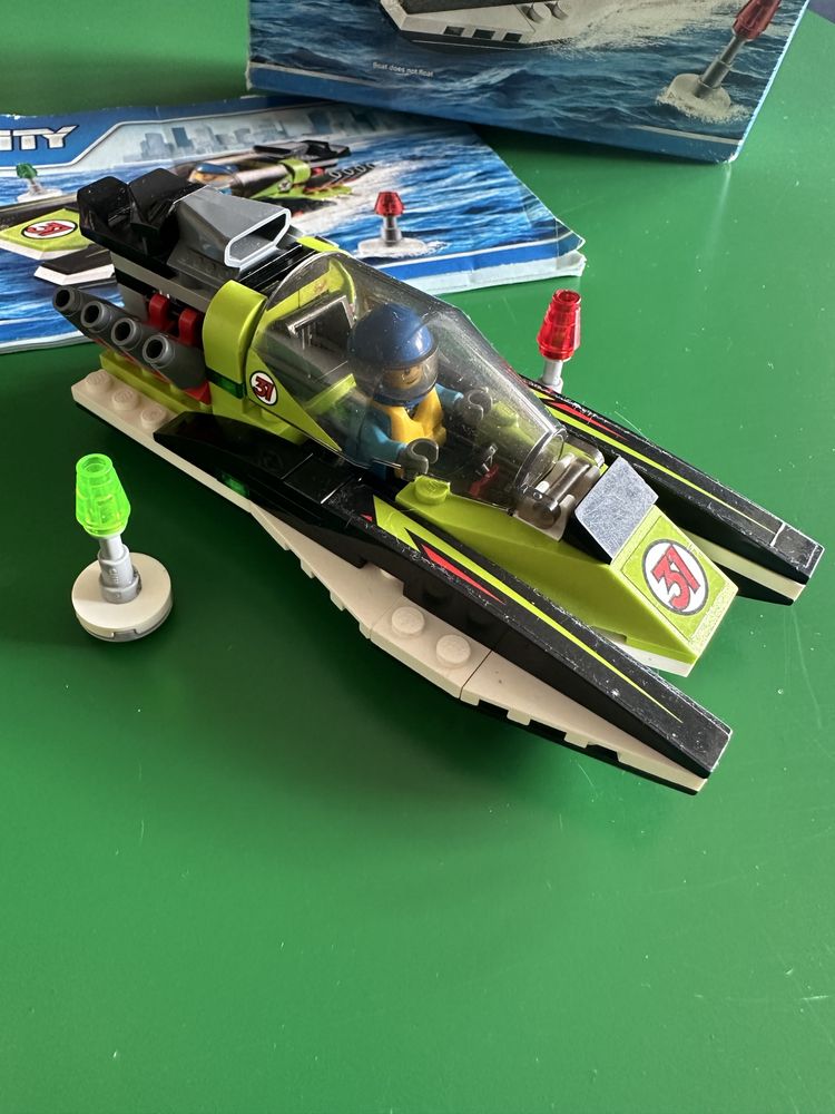 Zestaw klocków LEGO City 60114 – Łódź Wyścigowa.