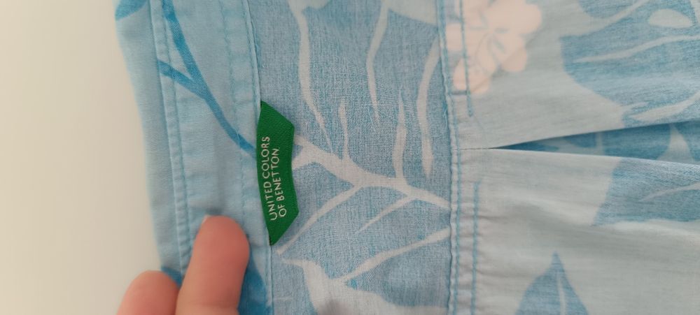 Camisa azul florida marca Benetton para crianças