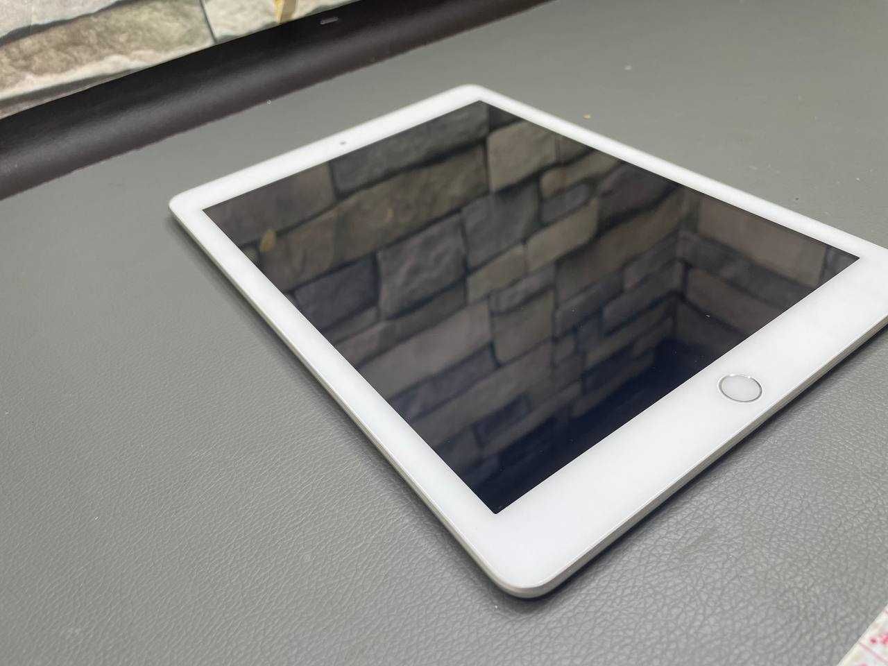 Apple iPad 5 128Gb WiFi  A1822 Стан +++