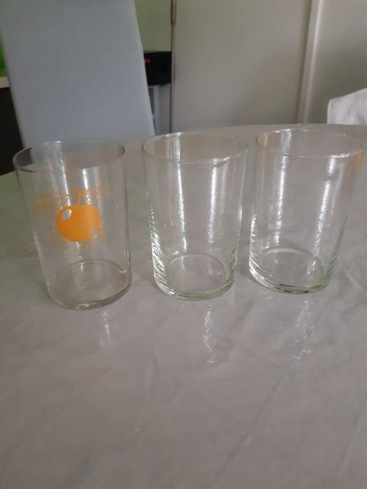 Szklanki z uchtwytami plast. Czasy PRL. 3 szt.