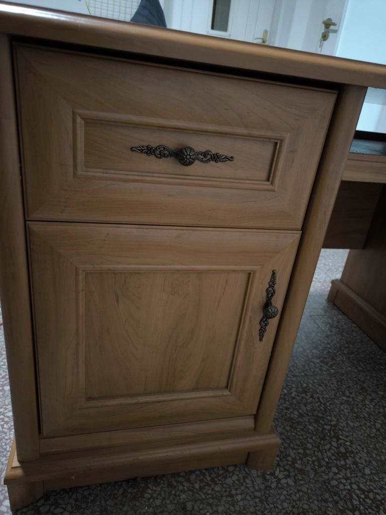 Biurko z płyty laminowanej 158sz/68gl/77wys