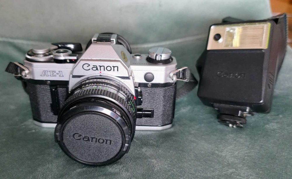 Camera Canon AE-1 SLR de filme 35mm, lente 50mm, filtro uv + flash