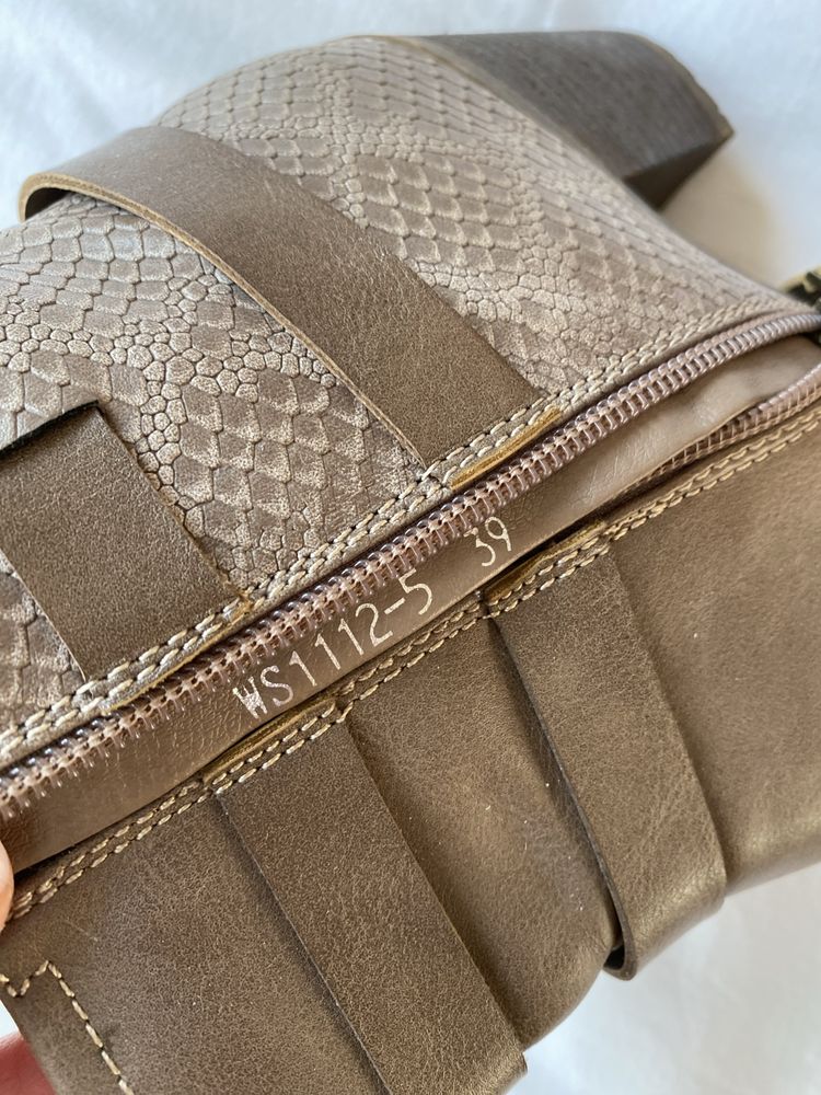 Buty sztyblety jesień zimę kozaki botki CCC 39 ocieplane obcas futerko